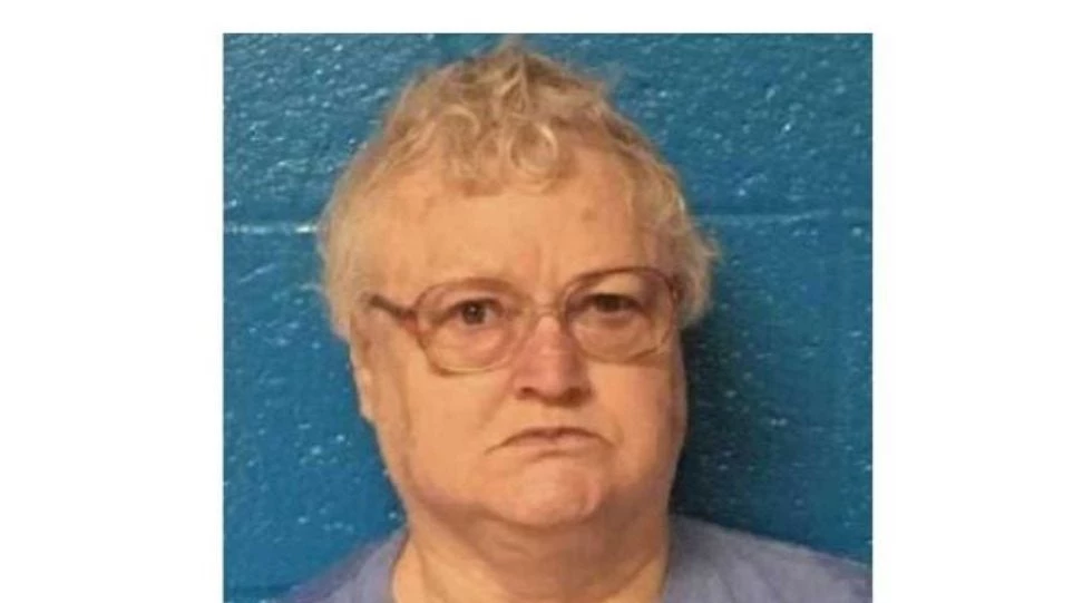 Απίστευτη ιστορία στις ΗΠΑ: Κρατούσε επί μήνες το πτώμα της μητέρας της στο σπίτι για να βλέπει τα στάδια του θανάτου!